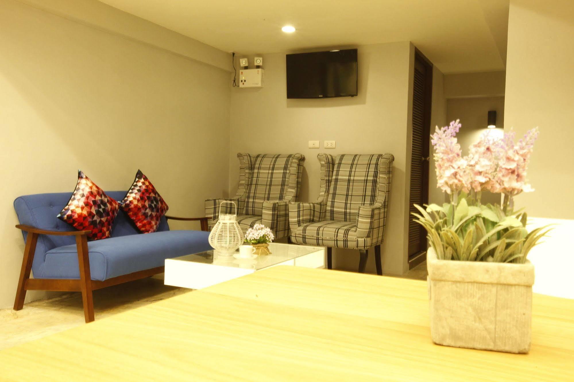 Oyo 501 At Night Hostel Phuket Exterior photo